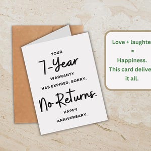 K&ouml;nnte beinhalten: Eine wei&szlig;e Gru&szlig;karte mit dem Text "YOUR 7-Year WARRANTY HAS EXPIRED. SORRY, No Returns. HAPPY ANNIVERSARY." liegt in einem braunen Umschlag. Eine gr&uuml;ne Box zeigt "Love + laughter = Happiness. This card delivers it all."