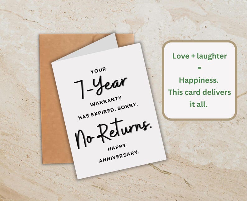 K&ouml;nnte beinhalten: Eine wei&szlig;e Gru&szlig;karte mit dem Text "YOUR 7-Year WARRANTY HAS EXPIRED. SORRY, No Returns. HAPPY ANNIVERSARY." liegt in einem braunen Umschlag. Eine gr&uuml;ne Box zeigt "Love + laughter = Happiness. This card delivers it all."
