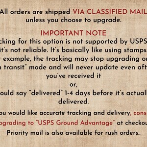 Op de afbeelding: Tekst op een beige achtergrond. De tekst luidt: "Alle bestellingen worden verzonden via CLASSIFIED MAIL, tenzij u ervoor kiest te upgraden. BELANGRIJKE OPMERKING... Als u nauwkeurige tracking en bezorging wilt, overweeg dan een upgrade naar 'USPS Ground Advantage' bij het afrekenen."