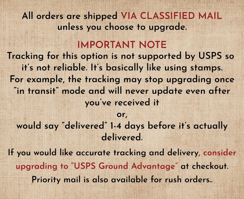 Op de afbeelding: Tekst op een beige achtergrond. De tekst luidt: "Alle bestellingen worden verzonden via CLASSIFIED MAIL, tenzij u ervoor kiest te upgraden. BELANGRIJKE OPMERKING... Als u nauwkeurige tracking en bezorging wilt, overweeg dan een upgrade naar 'USPS Ground Advantage' bij het afrekenen."