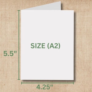 Pode incluir: Um cart&atilde;o branco tamanho A2, com dimens&otilde;es de 14 cm por 10,8 cm. O texto "SIZE (A2)" est&aacute; impresso em verde no cart&atilde;o. O cart&atilde;o est&aacute; aberto, revelando um interior em branco.
