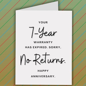 K&ouml;nnte beinhalten: Eine wei&szlig;e Gru&szlig;karte mit dem Text "YOUR 7-Year WARRANTY HAS EXPIRED. SORRY, No Returns. HAPPY ANNIVERSARY." Die Karte befindet sich vor einem Hintergrund mit diagonalen Streifen in Gr&uuml;n, Blau und Rot.