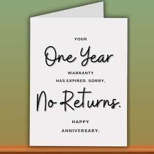 Op de afbeelding: Een witte wenskaart met zwarte tekst. De kaart luidt: "UW EEN JAAR GARANTIE IS VERLOPEN. SORRY, Geen retour. GELUKKIGE VERJAARDAG."