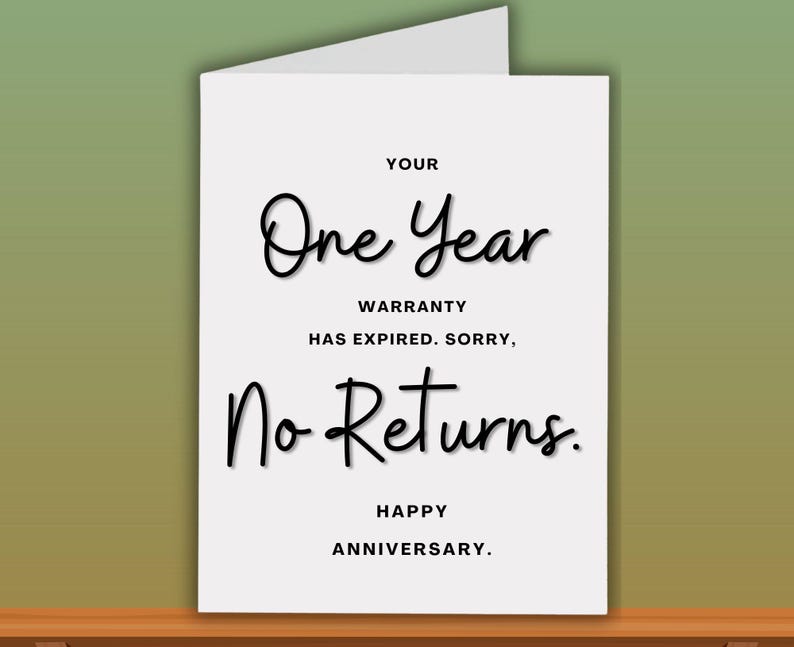Op de afbeelding: Een witte wenskaart met zwarte tekst. De kaart luidt: "UW EEN JAAR GARANTIE IS VERLOPEN. SORRY, Geen retour. GELUKKIGE VERJAARDAG."