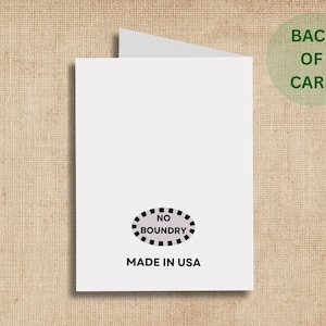 Op de afbeelding: Een witte wenskaart met de tekst "NO BOUNDRY" en "MADE IN USA" in het zwart gedrukt. De woorden "BACK OF CARD" staan in een groene cirkel rechtsboven.