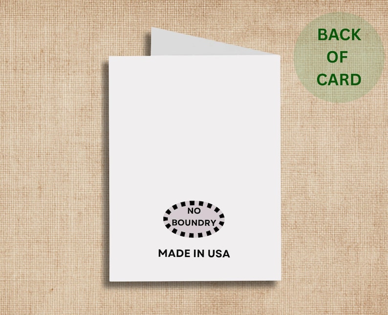 Op de afbeelding: Een witte wenskaart met de tekst "NO BOUNDRY" en "MADE IN USA" in het zwart gedrukt. De woorden "BACK OF CARD" staan in een groene cirkel rechtsboven.