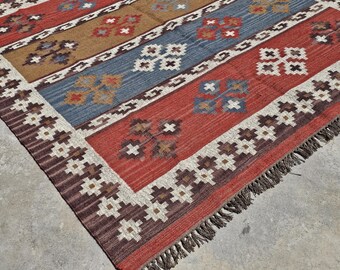 Handwoven Wool Kilim Rug: Vintage Bohemian Southwestern Design