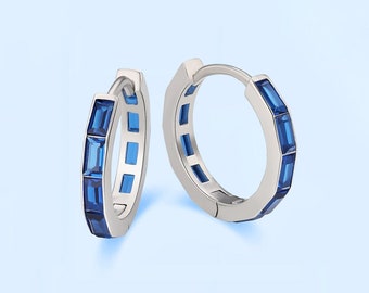 Orecchini a cerchio in argento sterling con zaffiro blu