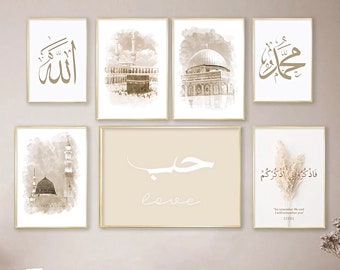 Könnte beinhalten: Satz von sechs gerahmten Drucken mit islamischer Kalligraphie und Aquarell-Illustrationen von Moscheen. Die Drucke zeigen die Wörter "Allah", "Muhammad", "Liebe" und einen arabischen Satz. Die Drucke sind in einem gedämpften Braun- und Beigetonschema gehalten.