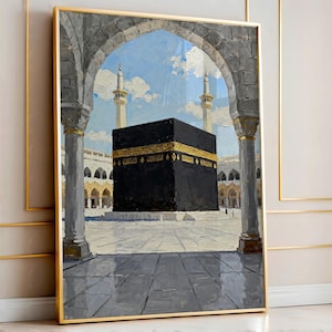 Könnte beinhalten: Ölgemälde der Kaaba in Mekka, goldgerahmt. Die schwarze, würfelförmige Struktur ist zentral, mit goldenen Details. Das Gemälde wird durch einen Torbogen betrachtet, mit Minaretten und einem blauen Himmel mit Wolken im Hintergrund.