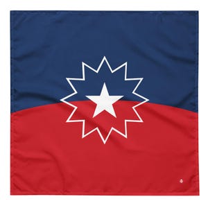Puede incluir: Un pañuelo cuadrado de tela con un diseño dividido horizontalmente, con una mitad superior azul oscuro y una mitad inferior roja. Centrado en la tela hay un emblema de estrella blanca de doce puntas con una estrella de cinco puntas en el centro.