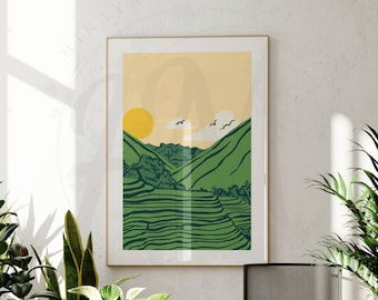 Op de afbeelding: Een ingelijste kunstdruk met een gestileerd landschap met een gele zon, groene heuvels en terrasvormige velden. Het kunstwerk heeft een minimalistische esthetiek met een warm kleurenpalet, dat een gevoel van rust en natuur oproept.