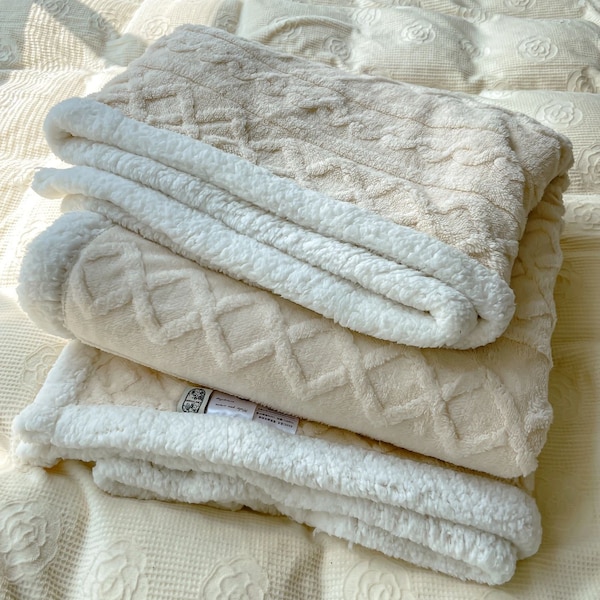 Lamb plush blanket, thickened and warm in winter, single person office nap blanket, coral flannel sofa cover blanket