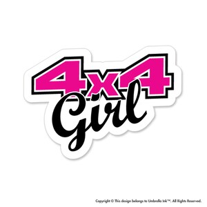 Puede incluir: Una pegatina rosa y negra con el texto "4x4 Girl".