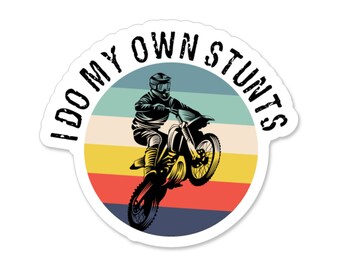 Op de afbeelding: Een sticker in vintage stijl met een motorcrosser die een stunt uitvoert. De sticker heeft een kleurrijke gestreepte achtergrond en de tekst "I DO MY OWN STUNTS".