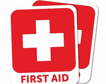 Pode incluir: Dois adesivos de primeiros socorros vermelhos e brancos com uma cruz branca e o texto "FIRST AID" em preto.