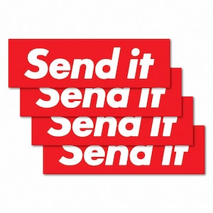 Op de afbeelding: Vier rode rechthoekige stickers met witte tekst die "Send it" zegt, gestapeld op elkaar.