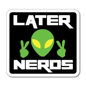 Pode incluir: Adesivo preto e branco com um alienígena verde com olhos amarelos fazendo o sinal de paz. O texto "LATER NERDS" está em letras brancas.