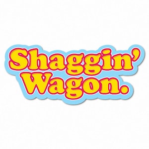 Puede incluir: Una pegatina amarilla y roja con el texto "Shaggin' Wagon." La pegatina tiene un contorno azul y un fondo blanco.