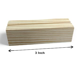 Puede incluir: Un soporte para carteles de madera natural con dos ranuras para mostrar tarjetas o fotos. El soporte tiene 7,6 cm de ancho.