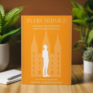 Op de afbeelding: Een geel dagboek met de titel "In His Service: A Journal for Missionary Growth and Inspiration" en een silhouet van een persoon die voor een tempel staat. Het dagboek is gemarkeerd met "Service Mission Edition" en is van Hannah Buehner.