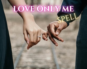 Op de afbeelding: Een stel dat elkaars hand vasthoudt met de tekst "LOVE ONLY ME SPELL" eroverheen.