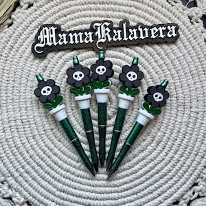 Spooky Blume schwarze Perlen Stifte | Stift Goth | spooky stationär | Kugelschreiber | Stiftsammlung | Büro Schule Freund Mitarbeiter Geschenk
