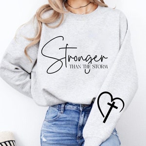 Más fuerte que la tormenta Svg, cuidado personal boho, Svg motivacional, Svg de manga, Svg cristiano, Svg de Jesús, regalo para ella, archivos de corte PNG Cricut