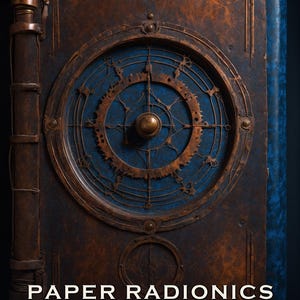 Puede incluir: Un libro rectangular grande con una cubierta texturizada de color marrón oscuro que presenta un diseño de engranaje mecánico circular central sobre un fondo azul. El texto dice PAPER RADIONICS VOLUME I, JAIME SALOMÓN TACHER URBINA y WWW.RADIONICZ.COM.