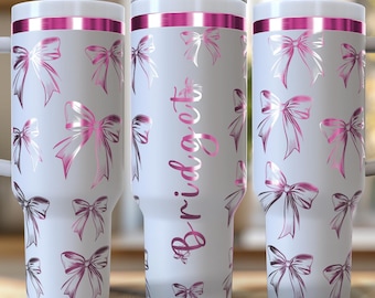 Lazo personalizado con nombre de coqueta, 40 oz. Diseño digital grabado a láser, PNG, archivo SVG, descarga digital, coqueta de moda, coqueta personalizada, regalo para mamá