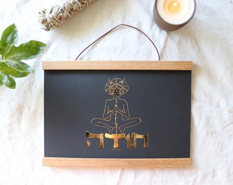 Könnte beinhalten: Ein gerahmter Druck mit schwarzem Hintergrund und einer goldenen Umrandung einer Person, die in meditativer Haltung sitzt. Die Person hat ein geometrisches Design über ihrem Kopf. Das Wort "הודיה" ist in Gold unter der Person geschrieben.