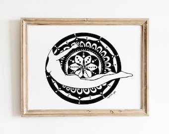 Könnte beinhalten: Schwarz-Weiß-Kunstdruck mit einer stilisierten Darstellung einer Figur in einem Mandala-Design. Das Kunstwerk ist in einem hellbraunen Holzrahmen gerahmt, der sich für die Wanddekoration eignet. Das Bild ist ein minimalistisches Design.