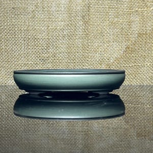 Peut inclure: Un pot à bonsaï peu profond de forme ovale avec une finition mate vert sauge. Ce récipient en céramique présente un bord lisse et arrondi ainsi qu'une base légèrement en retrait, offrant un design épuré pour la culture des plantes.