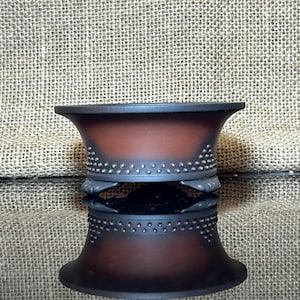 Vaso de bonsai feito à mão, escultura feita à mão, cerâmica, botões gravados à mão, como botões de cobre, tamanho 4 polegadas x 1,8 polegadas, cor marrom avermelhada