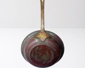 Poêle à frire en cuivre antique avec poignée en laiton