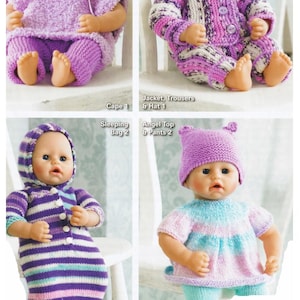 Puede incluir: Cuatro conjuntos de punto para bebés prematuros, cada uno exhibido en una muñeca. Los conjuntos incluyen una capa y pantalones, una chaqueta, pantalones y sombrero, un saco de dormir y una camiseta de ángel y pantalones. El texto "chunky & dk" es visible.