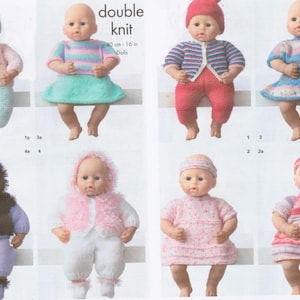 Könnte beinhalten: Acht Puppen in gestrickten Outfits werden gezeigt. Die Puppen sind etwa 40 cm groß und tragen handgefertigte Kleidungsstücke, darunter Mützen, Pullover, Hosen und Kleider in Pastelltönen. Das Bild enthält den Text "double knit".