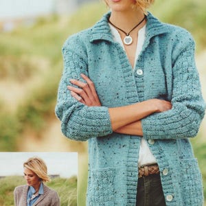 Puede incluir: Un cárdigan azul claro con un diseño de punto texturizado, cuello y cierre de botones. El cárdigan tiene bolsillos y se usa con un sombrero marrón y pantalones verdes. Una imagen más pequeña muestra un cárdigan marrón similar.