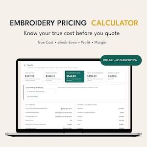 Può includere: Uno schermo di computer portatile che mostra un'interfaccia di calcolatrice per i prezzi del ricamo. Il testo recita EMBROIDERY PRICING CALCULATOR, Know your true cost before you quote, True Cost, Break-Even, Profit, Margin e OFFLINE NO SUBSCRIPTION. La dashboard mostra dati finanziari.