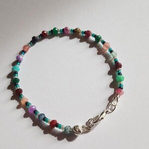 Pearl bracelet with semi-precious stones