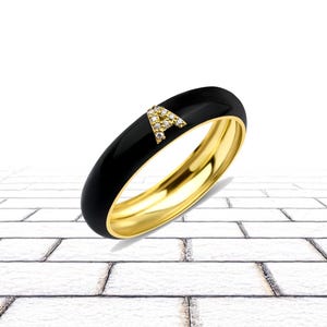 Anillo con letra inicial en oro macizo de 14 k