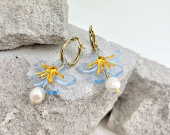 Les cerceaux ICED LILLY | Boucles d’oreilles florales en acrylique découpées au laser | Perle d’eau douce | Acrylique transparent bleu néon