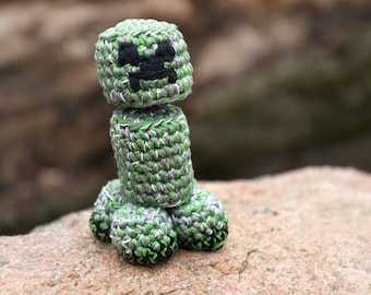 Creeper Monster Häkelanleitung in deutsch und englisch