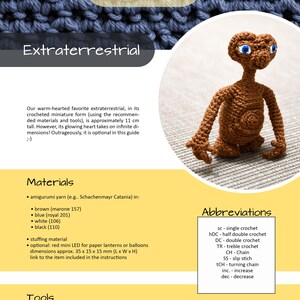 K&ouml;nnte beinhalten: Eine geh&auml;kelte braune au&szlig;erirdische Figur mit blauen Augen, einem langen Hals und schlanken Armen und Beinen. Die Figur ist etwa 11 cm gro&szlig;. Das Bild enth&auml;lt den Text "Extraterrestrial" und "Amselstern".