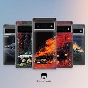 Puede incluir: Un conjunto de fundas para teléfonos con ilustraciones de coches. Los diseños incluyen un coche en llamas, un coche en una carretera mojada y otros vehículos. Las fundas son negras con un borde transparente y el logotipo de CoverTwist.