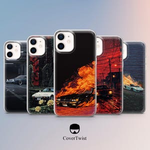 Puede incluir: Una colección de fundas para teléfonos con diseños únicos. Las fundas presentan imágenes de coches en varios entornos, incluyendo un coche en llamas, un coche en una ciudad y un coche en un túnel. Las fundas son transparentes con un borde negro.