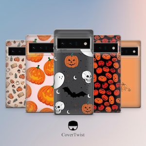 Puede incluir: Una colección de fundas para teléfonos con temática de Halloween. Los diseños incluyen calabazas, fantasmas, murciélagos y calaveras. Las fundas son de varios colores, incluyendo naranja, negro y rosa. La marca "CoverTwist" es visible en la parte inferior.