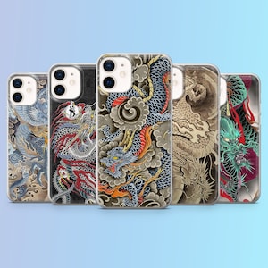 Op de afbeelding: Vijf verschillende telefoonhoesjes met een drakenontwerp. De hoesjes zijn allemaal zwart-wit met een draak in het midden. De draken zijn allemaal in verschillende kleuren en hebben verschillende ontwerpen. De hoesjes zijn allemaal voor iPhones.
