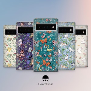 Op de afbeelding: Vijf telefoonhoesjes met kleurrijke bloemen- en dierenpatronen. De hoesjes hebben ontwerpen met vlinders, bloemen, konijnen en katten. De hoesjes staan in een rij, met een gradiënt achtergrond en het CoverTwist-logo onderaan.