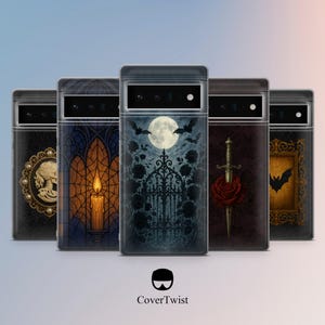 Può includere: Una collezione di custodie per telefoni con design a tema gotico. Le custodie presentano illustrazioni di una luna piena con pipistrelli, una candela, una spada attraverso una rosa e un cammeo. Il logo CoverTwist è in basso.
